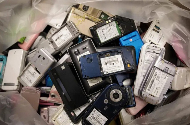 Các nhà khoa học đã tìm ra cách tận dụng khí nhà kính CO2 để tái chế pin cho smartphone, xe điện - Ảnh 1.